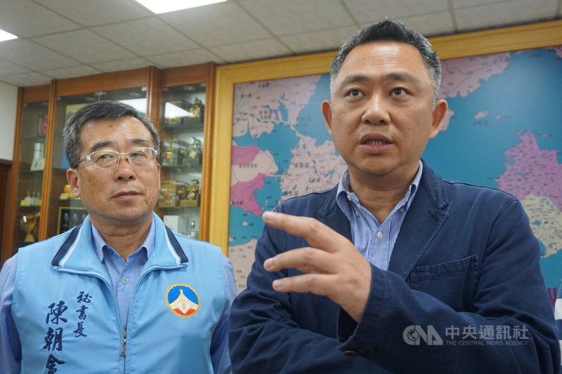 金門縣議會30日三讀通過110年度金門縣預算案,總計刪減或凍結新台幣近20億元,縣長楊鎮浯(右)率秘書長陳朝金(左)表示難以接受,將導致縣政推展窒礙難行。中央社記者黃慧敏攝 110年3月30日