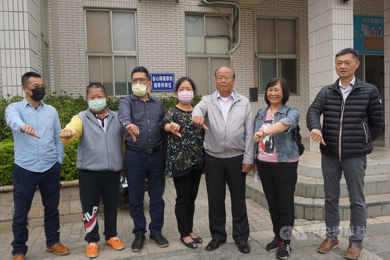 金門縣議會30日三讀通過110年度金門縣預算案,總計刪減或凍結新台幣近20億元,副議長周子傑(左3)等議員質疑議事不合程序。中央社記者黃慧敏攝 110年3月30日