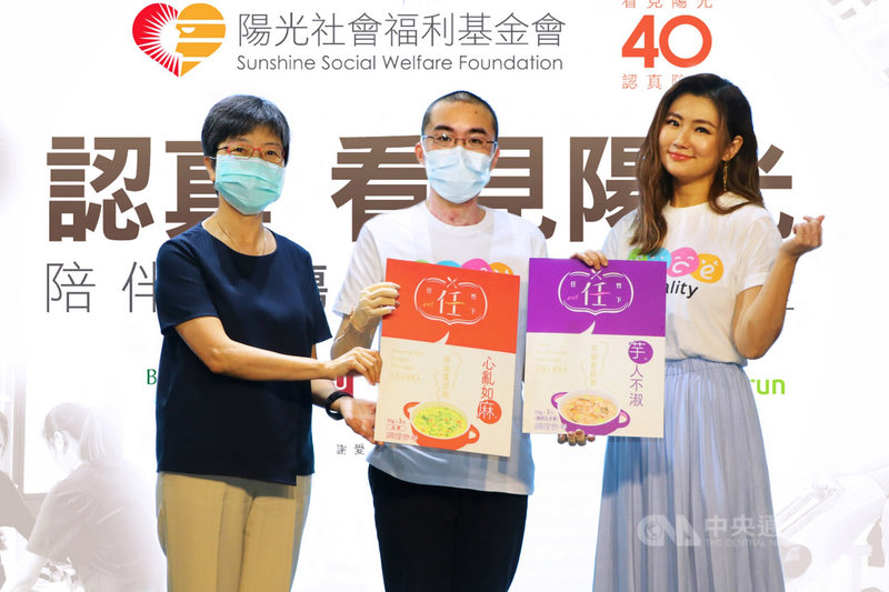藝人Selina(任家萱)(右)30日接受陽光基金會邀請,擔任一日攝影志工拍下學弟妹的復健歷程,並勉勵學弟妹,她也捐出個人品牌粥品,盼更多人響應公益。(陽光基金會提供)中央社記者王心妤傳真 110年3月30日