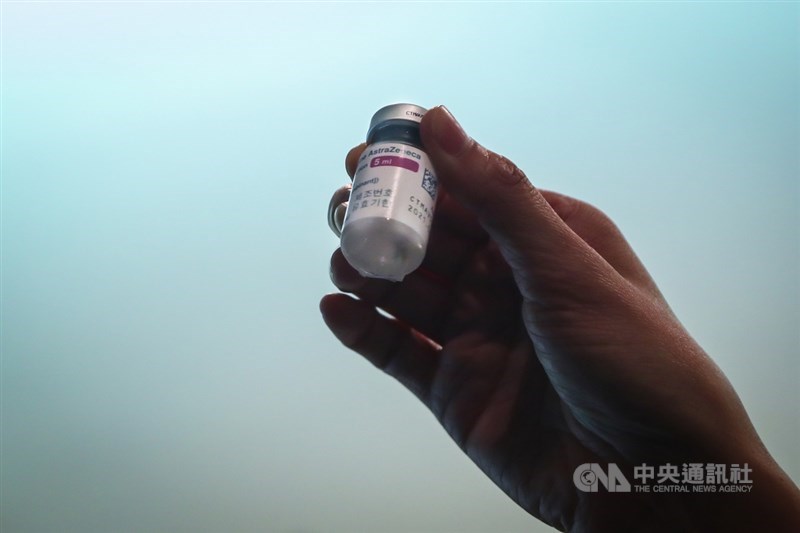 中央流行疫情指揮中心發言人莊人祥指出,全台接種AZ疫苗後的非嚴重不良反應事件累計共41件 。(中央社檔案照片)