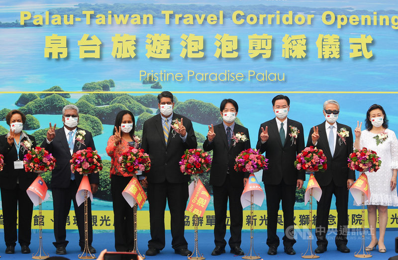 帛琉總統惠恕仁(Surangel Whipps Jr.)(左4)率團訪台,30日與副總統賴清德(右4)、外交部長吳釗燮(右3)等貴賓一同為帛台旅遊泡泡啟動剪綵儀式,大力推廣帛琉觀光。中央社記者王騰毅攝 110年3月30日