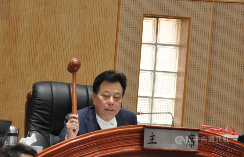 金門縣議會議長洪允典(圖)30日敲槌宣布110年度金門縣預算案三讀通過,總計刪減或凍結新台幣近20億元。(金門縣議會提供)中央社記者黃慧敏傳真 110年3月30日