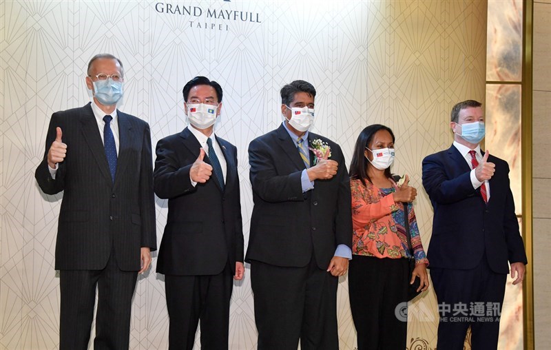 帛琉總統惠恕仁(Surangel Whipps Jr.)(中)率團抵台,外交部長吳釗燮(左2)、美國在台協會(AIT)台北辦事處處長酈英傑(Brent Christensen)(左1)及美國駐帛琉大使倪約翰(John Hennessey-Niland)(右1)30日在台北美福大飯店發表簡短談話並合影。中央社記者王飛華攝 110年3月30日