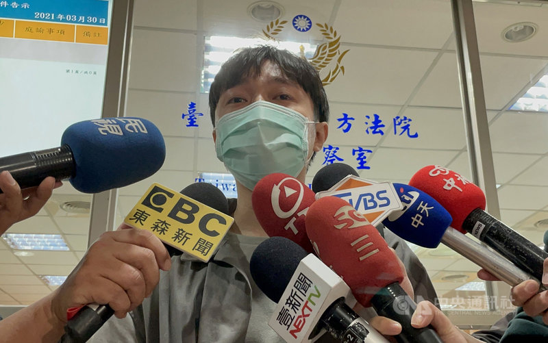 藝人青峰(圖)遭檢方起訴涉違反著作權法,台北地院30日開庭,庭外受訪哽咽說「想到媽媽還要擔心這件事情,這是他最難過的」,且不能理解前經紀人林暐哲為何提告。中央社記者劉世怡攝 110年3月30日