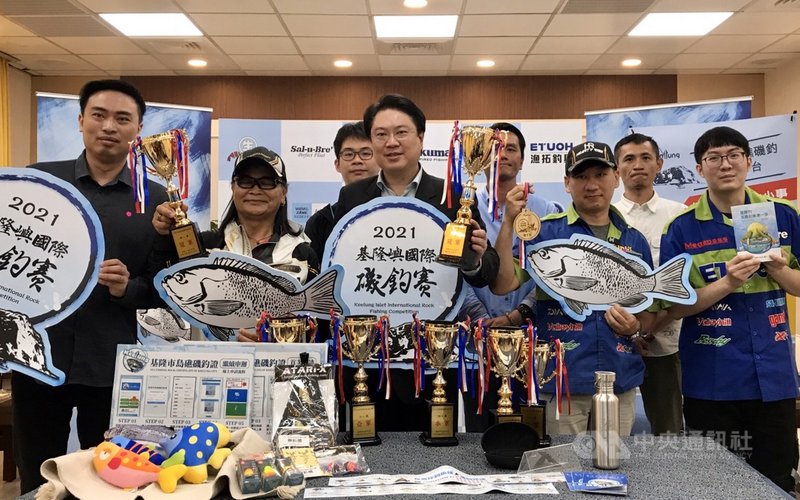 基隆嶼國際磯釣賽將在4月10日、11日登場,基隆市政府30日舉辦賽事開跑記者會,市長林右昌(前中)與「磯釣大使」沈文程(前左2)同台,為選手加油打氣。中央社記者王朝鈺攝 110年3月30日
