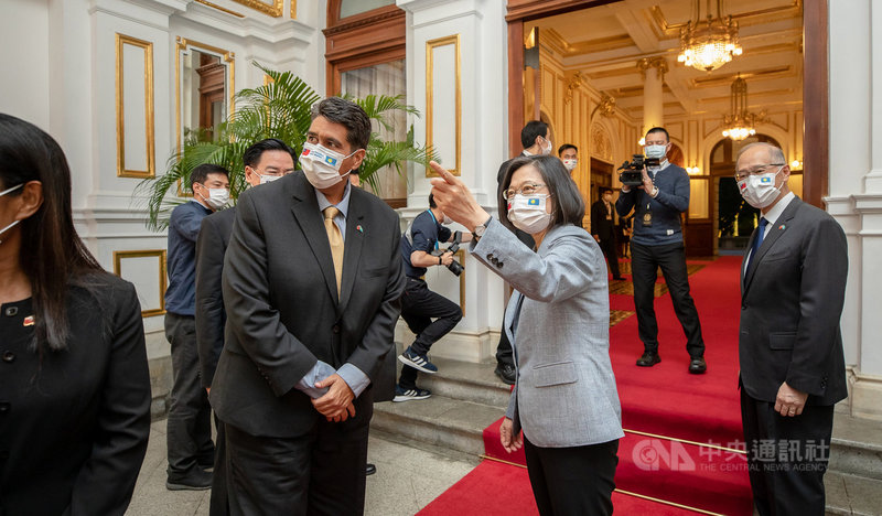 總統蔡英文30日在台北賓館宴請帛琉總統惠恕仁,晚宴開始前,蔡總統親自於台北賓館洋館大門迎接惠恕仁伉儷。(總統府提供)中央社記者葉素萍傳真 110年3月30日