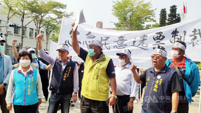 台東縣政府將進行綠島環島公路南寮段路面改善工程,因未設便道且將進入觀光旺季,影響甚鉅,綠島居民30 日跨海到台東縣政府前,頭綁抗議布條,手持「怠忽民意 選票制裁」標語表達不滿。中央社記者盧太城台東攝 110年3月30日