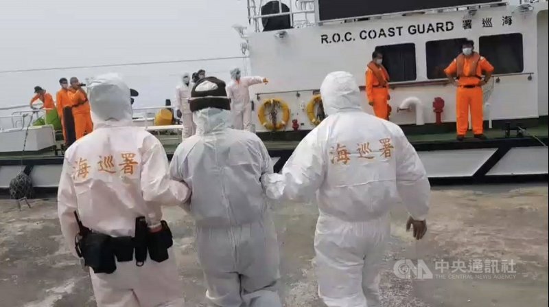 金門岸巡隊30日表示,中國福建湄洲島李姓男子(中)以自製浮具企圖偷渡到金門,遭烏坵安檢所人員逮獲,現在金門岸巡隊隔離中,後續將移送金門地檢署偵辦。(金門岸巡隊提供)中央社記者黃慧敏傳真 110年3月30日