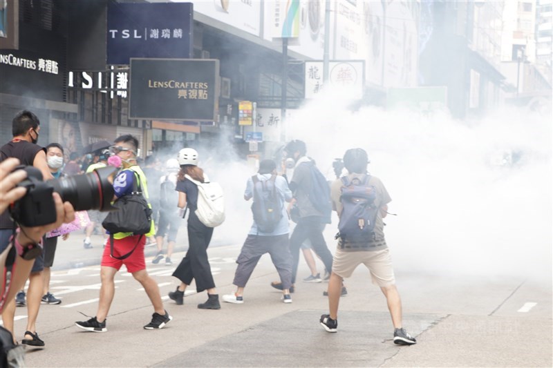中國人大通過香港選制修改,中國國務院港澳辦副主任鄧中華30日表示,要將「反中亂港者」排除出香港特區的管治架構。圖為2019年9月參與反送中抗爭民眾被警方發射催淚彈驅離。(中央社檔案照片)