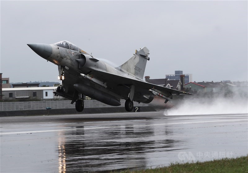 空軍2架F-5E戰機擦撞墜海,空軍22日晚間下達全軍軍機停飛。空軍參謀長黃志偉中將30日表示,除F-5戰機,其餘空軍部隊3月底前復飛。圖為幻象2000戰機。(中央社檔案照片)