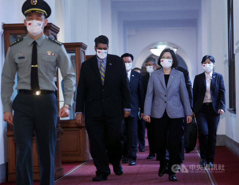 帛琉總統惠恕仁(Surangel Whipps Jr.)(左2)率團訪台,總統蔡英文(右2)30日在總統府會見惠恕仁一行,兩人一同步入會場。中央社記者鄭傑文攝 110年3月30日