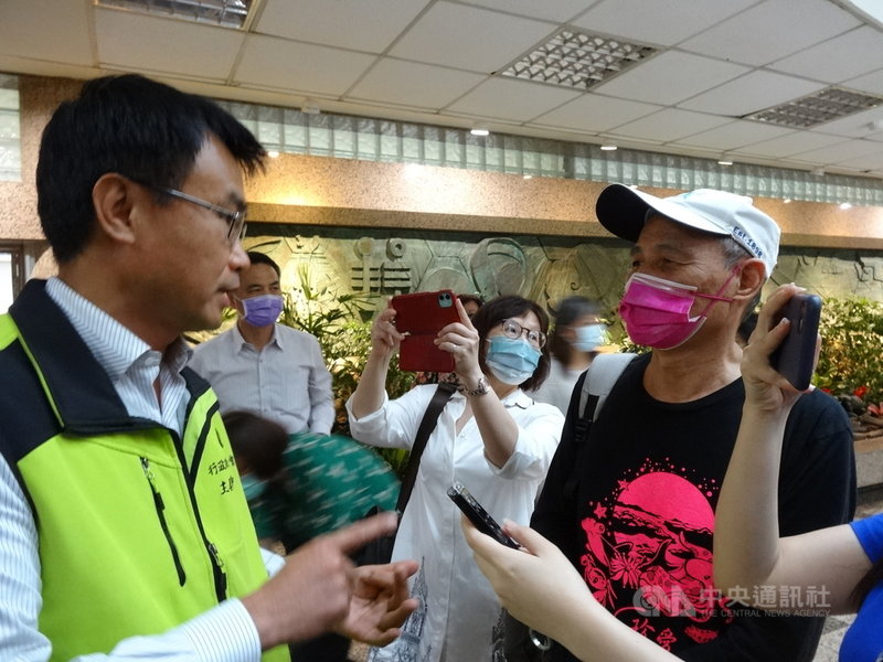 珍愛藻礁公投連署領銜人潘忠政(右)31日表示,他午後與8名環團人士接受農委會主委陳吉仲(左)邀請會談,在不違反公投主文中油三接必須遷離大潭海岸及海域下,都可以談。中央社記者楊淑閔攝 110年3月31日