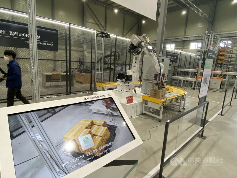 現代Robotics旗下位於韓國京畿道廣州市的機器人物流系統示範中心,展示符合倉儲業者需求的智慧機械,從運送到出廠,全程要求做到自行優化流程的真正智慧化。中央社記者廖禹揚京畿道攝 110年3月31日
