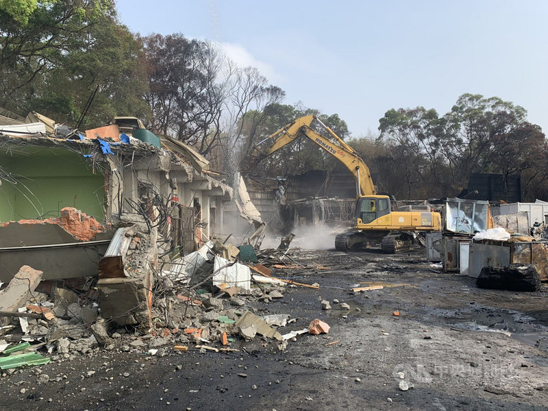 台中市后里區一處違建工廠因發生多次火警,業者未如期拆除,市府31日執行拆除作業,維護環境安全。(台中市政府提供)中央社記者趙麗妍傳真 110年3月31日