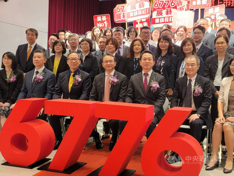 宏碁旗下3C通路代理商展碁國際(6776)以承銷價25元掛牌上市。圖前中為展碁董事長陳俊聖、前左三為展碁總經理林佳璋。中央社記者江明晏攝 110年3月31日