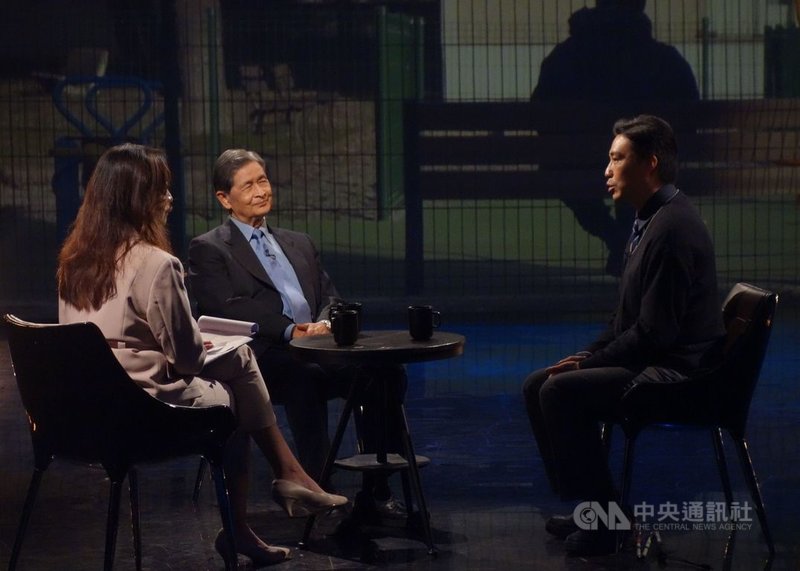 本週公視主題之夜SHOW映後論壇以「公權力,你在保護誰?」為題,邀請精神科醫師鄧惠文(左)、法律扶助基金會律師李秉宏(右)及被譽為「台灣自閉症之父」的醫師宋維村(中)與談。(公視提供)中央社記者葉冠吟傳真 110年3月31日