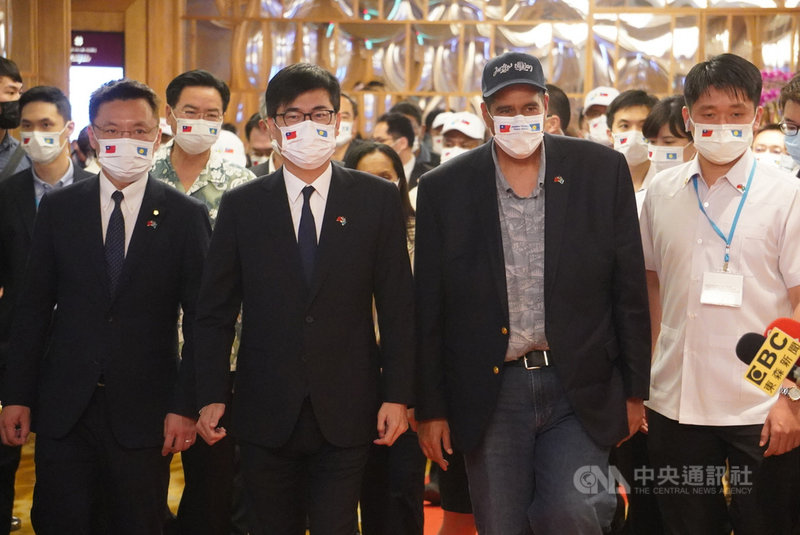 高雄市長陳其邁(前左2)31日中午在漢來飯店宴請帛琉總統惠恕仁(Surangel Whipps Jr.)(前右2),兩人共同步入金寶廳。中央社記者董俊志攝 110年3月31日
