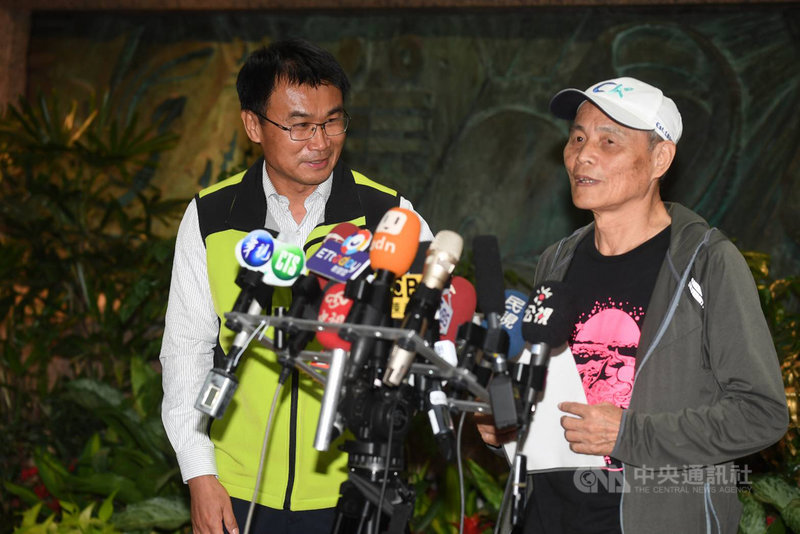 藻礁公投推動聯盟31日與農委會主委陳吉仲(左)進行溝通會議。藻礁公投領銜人潘忠政(右)表示,與陳吉仲會談是在公投主文架構下進行,目前無共識,但都希望減少空污。中央社記者施宗暉攝 110年3月31日