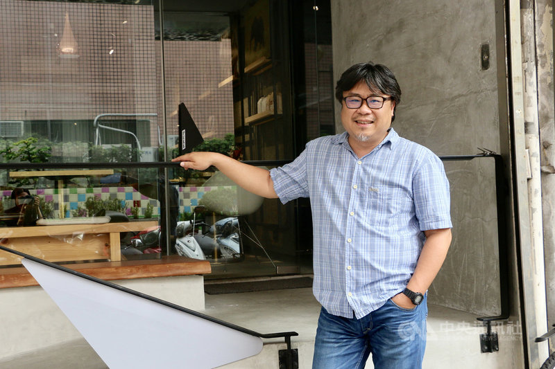 對於紀錄片,導演吳耀東受訪時認為,它就像「從別人的生命中拿走一些東西來成就自己」,彷彿是種詛咒,這個詛咒也像對自身與攝影的質疑,「我討厭紀錄片,但我又喜歡紀錄片,說不清楚為什麼身陷其中」。中央社記者葉冠吟攝 110年3月31日