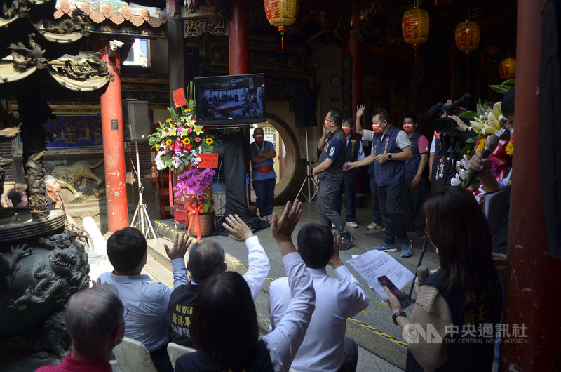 嘉義新港奉天宮與日本京都妙心寺靈雲院31日舉辦「台日連線共禱寰宇和順平安跨國祈福法會」,雙方透過視訊連線打招呼。中央社記者蔡智明攝 110年3月31日