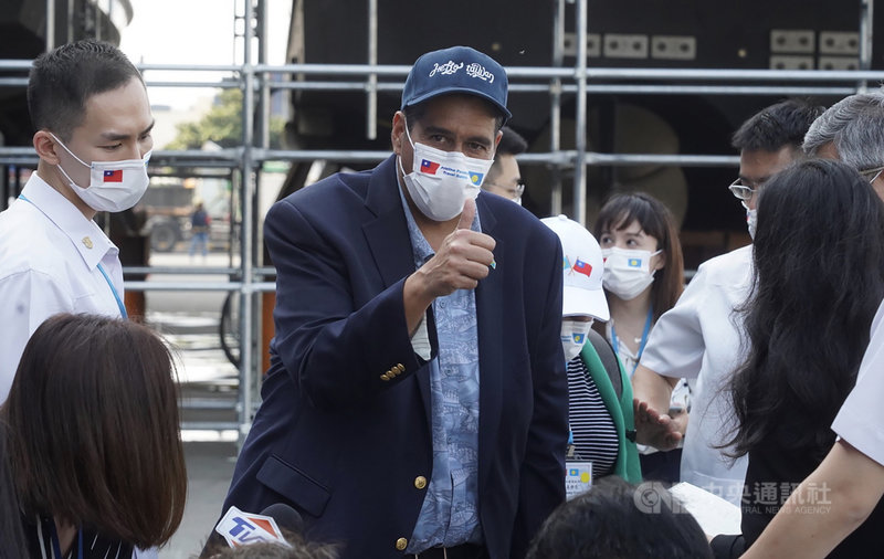 帛琉總統惠恕仁(Surangel Whipps Jr.)(中)31日下午參訪高雄市前鎮區東哥遊艇公司並登艇訪視,在接受媒體聯訪後豎起大拇指比「讚」致意。中央社記者董俊志攝 110年3月31日