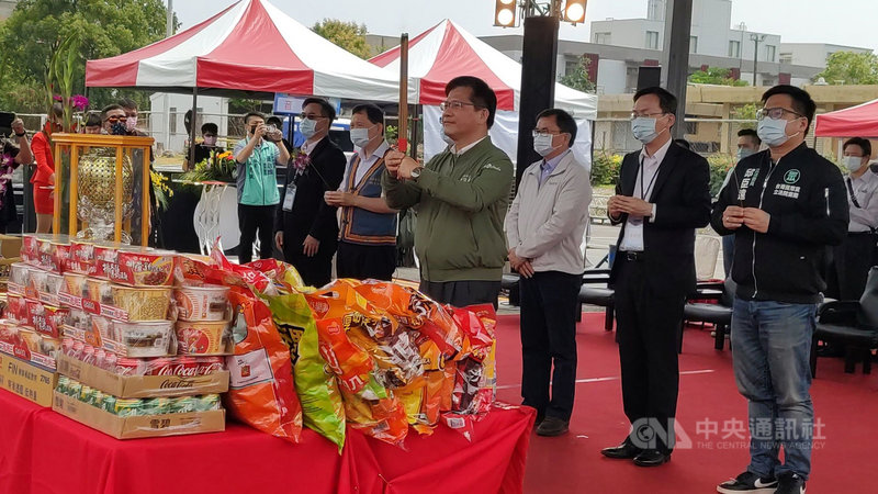 民航局台東豐年機場空側道面改善工程(停機坪和滑行道)31日舉行動工典禮,交通部長林佳龍(前右4)、立委劉櫂豪(前右3)、邱臣遠(前右1)出席,祈求工程圓滿順利。中央社記者盧太城台東攝 110年3月31日