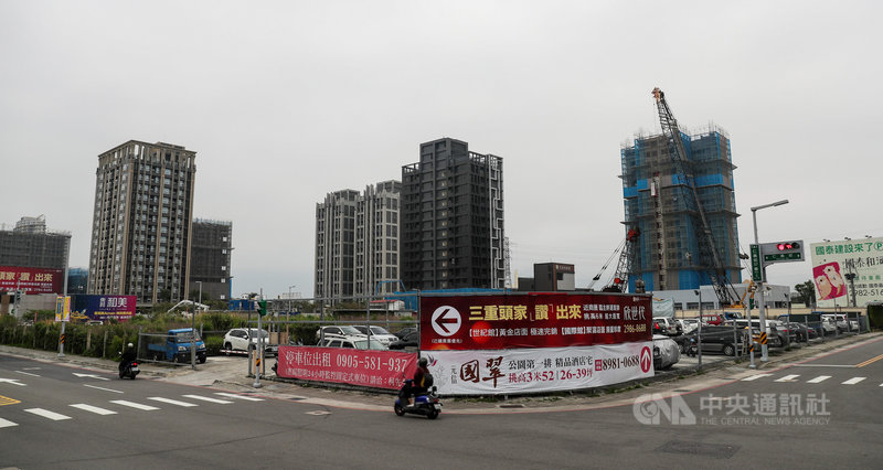 政府陸續祭出打炒房政策,不過,房仲業者指出3月房屋交易量持續成長,業者分析,由於對自住、長期置產投資族群沒有影響,在民眾了解政策意涵後,有購屋意願民眾仍積極進場,讓今年3月交易熱度攀高。圖為新北市三重區仁義重劃區。中央社記者吳家昇攝 110年3月31日