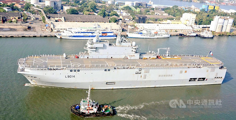已停泊印度柯枝港的法國海軍直升機航艦托納爾號,將與拉法葉級巡防艦蘇爾庫夫號參加4月初與四方安全對話4國的聯合軍演,圖為托納爾號正在航行。(法國駐印度大使館提供)中央社記者康世人新德里傳真 110年3月31日