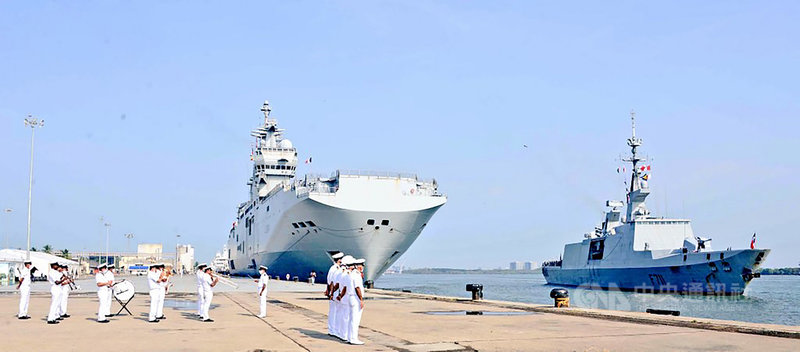 法國海軍直升機航艦托納爾號(左)和拉法葉級巡防艦蘇爾庫夫號(右)3月30日到4月1日在印度柯枝港停泊,將航向孟加拉灣參加與四方安全對話4國聯合軍演。(法國駐印度大使館提供)中央社記者康世人新德里傳真 110年3月31日