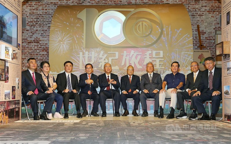 去年台北市設市百年,現任市長柯文哲(右)、歷任市長馬英九(右3起)、黃大洲、許水德、吳伯雄、陳水扁、郝龍斌及現任議長陳錦祥(左)、歷任議長吳碧珠(左2)、陳健治(右2)出席,合影留念。(中央社檔案照片)