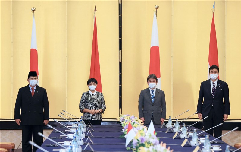 印尼國防部長普拉伯沃(左1)及外長勒特諾(左2)30日在東京,與日本外相茂木敏充(右2)及防衛大臣岸信夫(右1)舉行「2加2會談」。(共同社)
