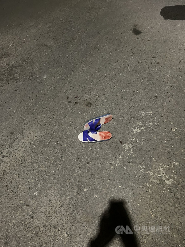 彰化溪湖鎮一名越籍馮姓女子懷疑男友黃男外遇,等黃男睡著,拿剪刀將黃男生殖器剪掉後自行投案,黃男生殖器只剩1/5,現場遺留黃男穿過沾有血跡的拖鞋。(翻攝照片)中央社記者吳哲豪傳真 110年3月31日