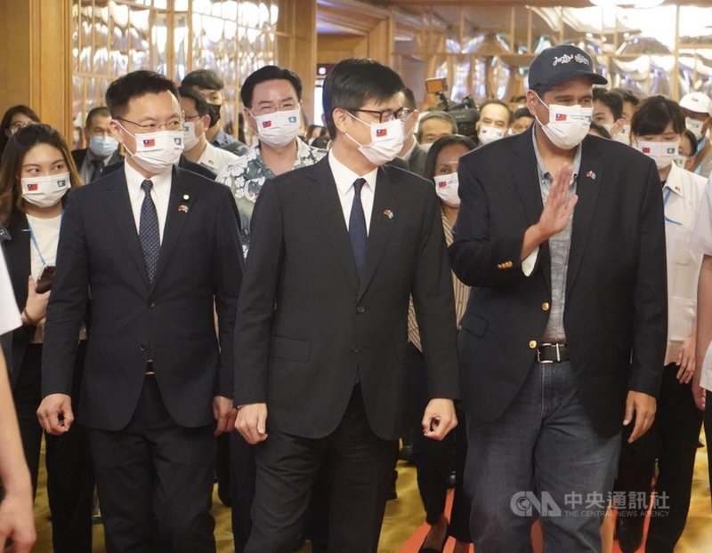 帛琉總統惠恕仁(Surangel Whipps Jr.)(前右)31日中午與高雄市長陳其邁(前中)共進午餐,兩人步入金寶廳時,惠恕仁揮手致意。中央社記者董俊志攝 110年3月31日