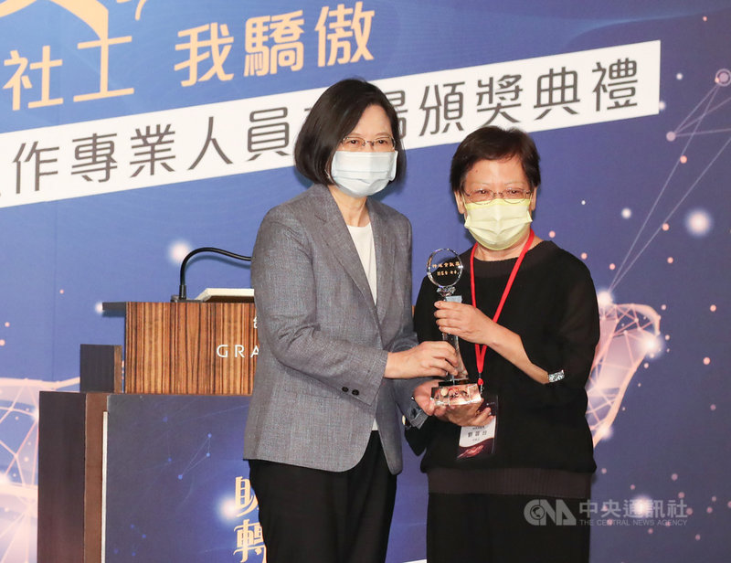 總統蔡英文(左)31日在台北君悅酒店出席110年全國社會工作專業人員表揚頒獎典禮,頒發特殊貢獻獎給台北市康復之友協會理事長劉蓉台(右)。中央社記者張新偉攝 110年3月31日