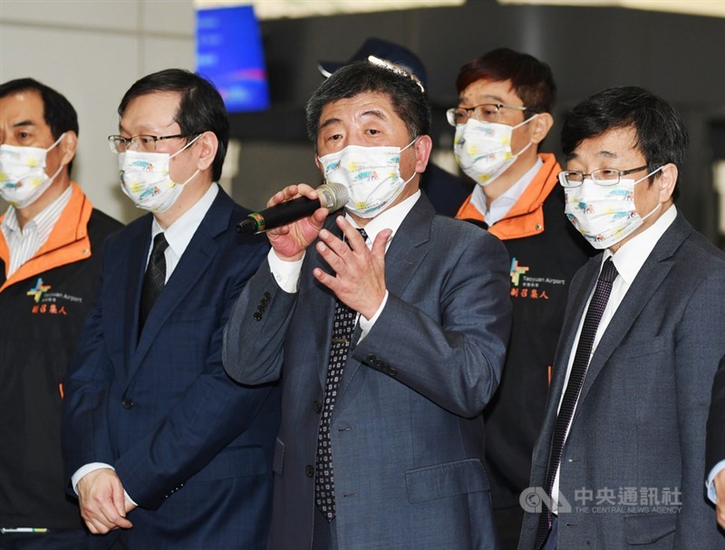 衛福部長陳時中(前左3)1日在桃園機場視察台帛旅遊泡泡首發團檢疫情形,並舉行記者會宣布檢疫結果。圖右為疾管署長周志浩。中央社記者施宗暉攝 110年4月1日