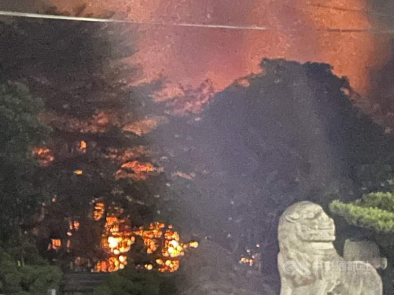 嘉義縣番路鄉童年渡假村3月31日深夜發生大火,位於渡假村後方一排烤肉焢窯區起火燃燒,1日凌晨消防隊撲滅火勢,無人員傷亡。(葉姓民眾提供)中央社記者蔡智明傳真 110年4月1日