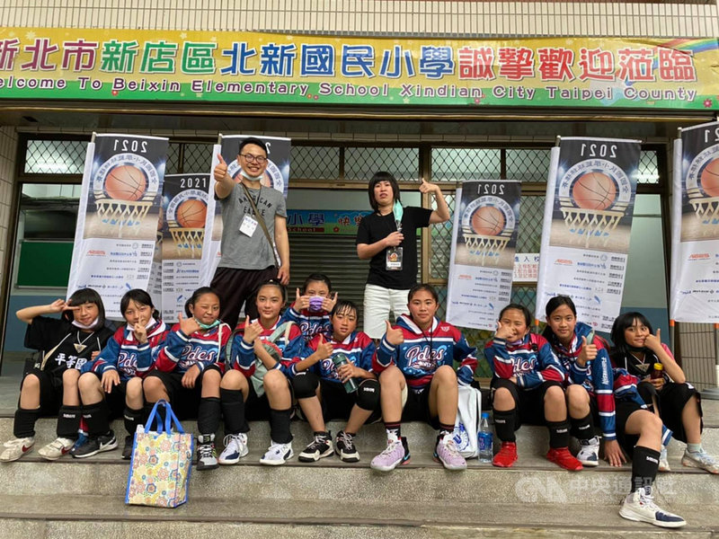 台中市和平區平等國小女籃隊僅有10名隊員,參加110年度國小學生籃球聯賽,發揮堅強的韌性,以小校之姿打敗許多大校,1日將征戰冠、亞軍賽。(平等國小提供)中央社記者趙麗妍傳真 110年4月1日