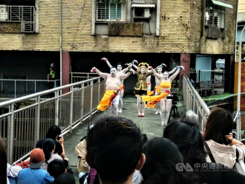 艋舺國際舞蹈節從在地出發,選擇華江整宅天橋上跳舞,帶觀眾感受舞蹈的喜怒哀樂,一起走跳艋舺。(曉劇場提供)中央社記者趙靜瑜傳真 110年4月1日