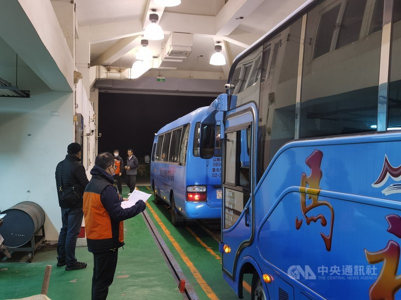 馬祖地形陡坡多,因應觀光旺季來臨,高峰期車輛出勤頻繁,連江監理站與連江縣交通旅遊局合作臨檢遊覽車,連江監理站表示,為避免影響業者白天營業,提供夜間預約檢查。(連江監理站提供)中央社記者邱筠馬祖傳真 110年4月1日