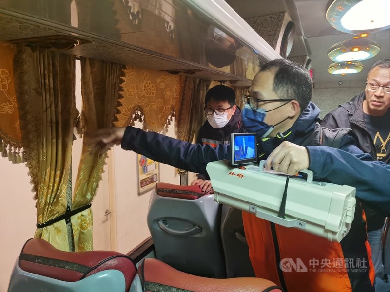 連江監理站與連江縣交通旅遊局合作,在馬祖旅遊旺季來臨前,將馬祖遊覽車召至監理站實施檢查,維護旅遊安全。(連江監理站提供)中央社記者邱筠馬祖傳真 110年4月1日