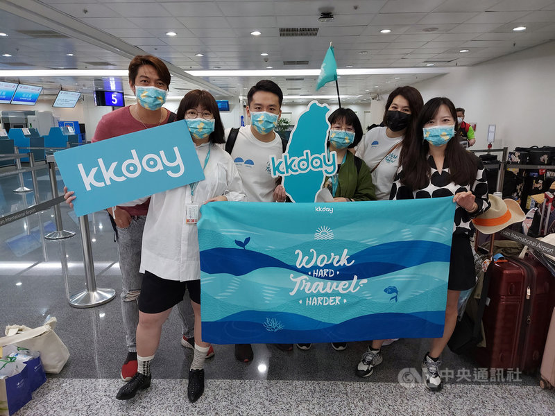 台帛旅遊泡泡首發團1日下午啟航,旅行業者KKDAY也有19名旅客(含工作人員)開心搭機出遊。(KKDAY提供)中央社記者余曉涵傳真 110年4月1日
