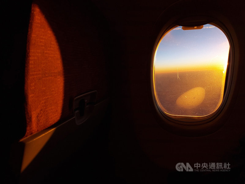 台帛旅遊泡泡首發團1日從桃園機場啟航,由於出發時間在下午,也讓機上旅客在高空旅程中看見黃昏夕陽。(KKDAY提供)中央社記者余曉涵傳真 110年4月1日