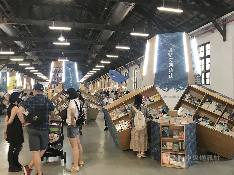 由逾40家出版社、28個NGO組織及台灣獨立書店文化協會合力推出的「2021讀字公民書展」1日起在台北松山文創園區登場,現場攤位、書櫃皆以「消波塊」意象呈現,令到訪民眾會心一笑。中央社記者邱祖胤攝 110年4月1日