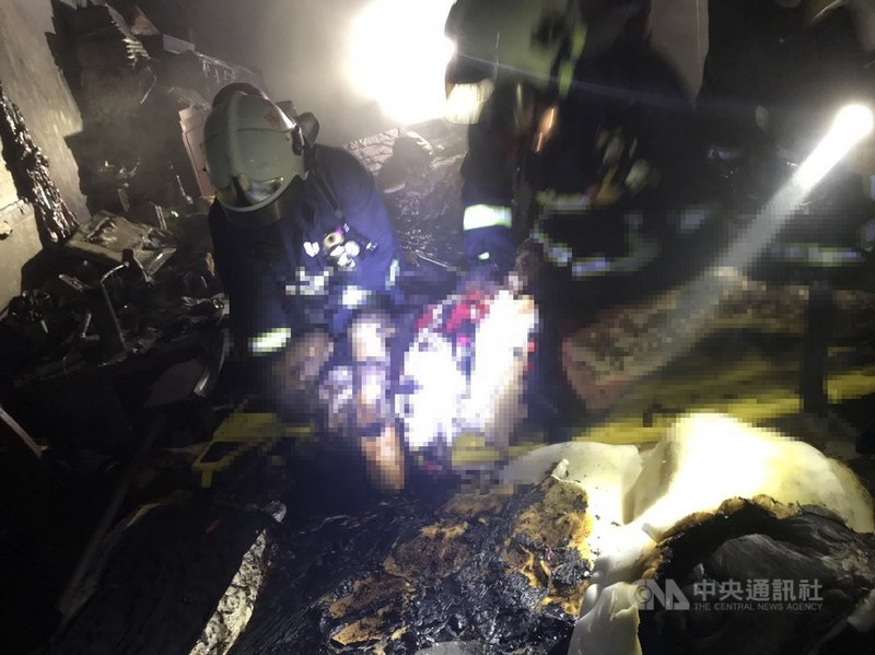 金門縣金城鎮后豐港一處民宅1日傍晚發生爆炸,消防人員獲報到場救援,發現一名民眾明顯死亡,另一人經急救後恢復生命徵象送醫,火勢在7時10分撲滅。(金門縣消防局提供)中央社記者黃慧敏傳真 110年4月1日