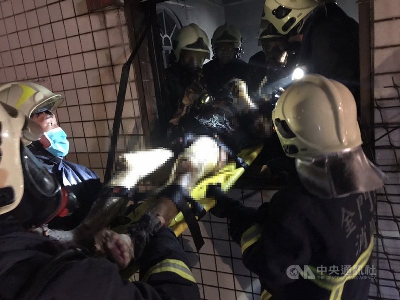 金門縣金城鎮后豐港一處民宅1日傍晚發生爆炸,屋內起火燃燒,消防人員獲報到場救援,控制火勢後,發現1人死亡,另1人經急救後恢復生命跡象,已緊急送醫,起火原因待調查。(金門縣消防局提供)中央社記者黃慧敏傳真 110年4月1日