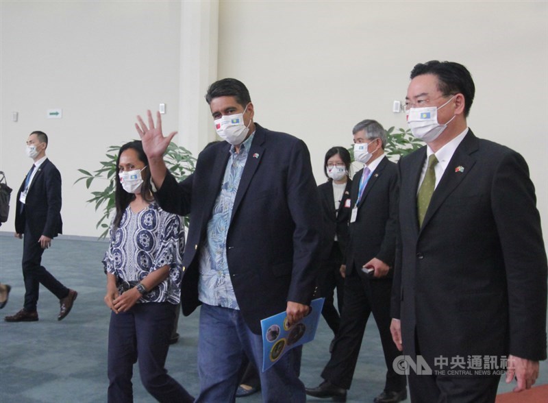 帛琉總統惠恕仁(Surangel Whipps Jr.)(前右2)結束訪台行程,1日下午與台帛琉旅遊泡泡首發團旅客搭乘同班飛機返回帛琉,臨行前向媒體揮手致意;外交部長吳釗燮(右)到場送機。中央社記者葉臻攝 110年4月1日