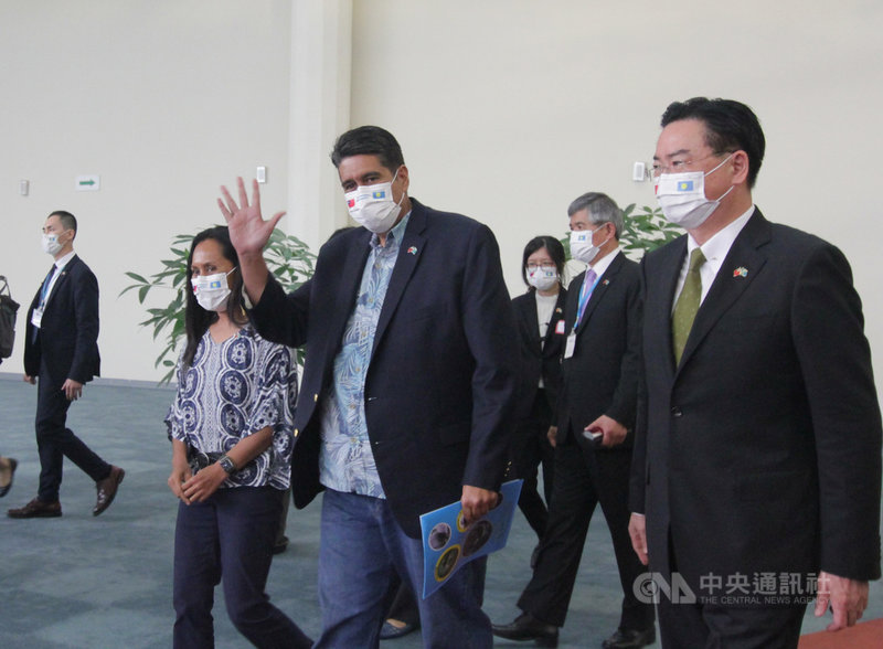 帛琉總統惠恕仁(Surangel Whipps Jr.)(前右2)結束訪台行程,1日下午與台帛琉旅遊泡泡首發團旅客搭乘同班飛機返回帛琉,臨行前向媒體揮手致意;外交部長吳釗燮(右)到場送機。中央社記者葉臻攝 110年4月1日