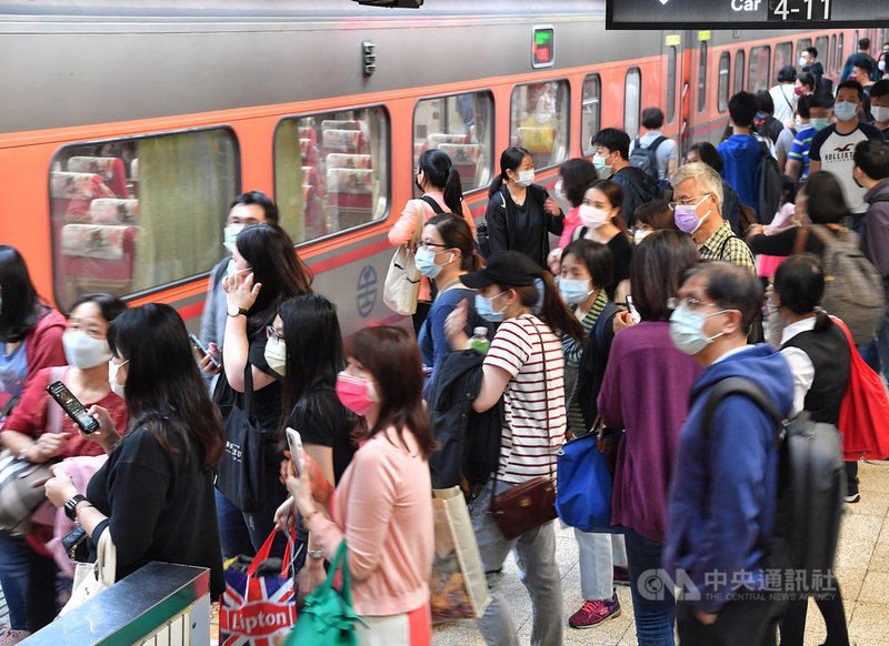 春節台鐵台東返鄉專車除樹林往返台東外，明年增加南迴線服務，於1月5日凌晨台鐵訂票系統開賣。（中央社檔案照片）