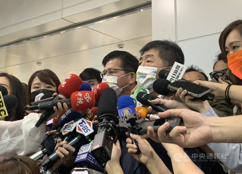 台帛旅遊泡泡首發團1日出發,衛福部長陳時中(前右2 起)與交通部長林佳龍上午都到桃機視察;媒體問及下一步旅遊泡泡是否可能為關島,林佳龍表示,目前有在討論,但還沒有送件。中央社記者郭宣彣攝 110年4月1日