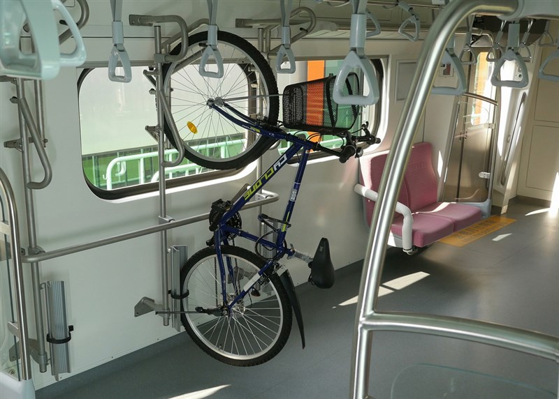 台鐵通勤電車EMU900車廂增加自行車放置空間,採最新歐洲型自行車放置台,將以往橫擺停放方式改採直立式停放,增加放置數量。(台鐵提供)
